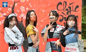 Thời trang phòng chống dịch COVID-19 “độc lạ” của sinh viên trường ĐH Kiến trúc Hà Nội