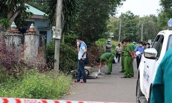 Hiện trường nơi xảy ra vụ việc, công an tổ chức khám nghiệm. Ảnh: Vietnamnet.
