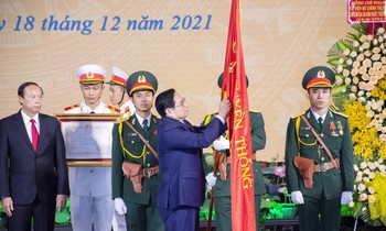 Thủ tướng Chính phủ Phạm Minh Chính gắn Huân chương Độc lập hạng Nhất lên Cờ truyền thống của Đảng bộ, chính quyền và nhân dân tỉnh Bà Rịa-Vũng Tàu.