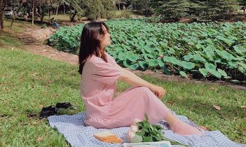 Tiết trời mát mẻ, giới trẻ TP.HCM vui vẻ dạo chơi, cùng nhau check-in ngày đầu năm mới