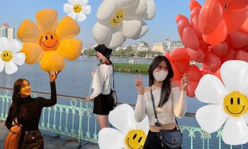 Giới trẻ Hà Nội "đu trend" chụp ảnh với bóng bay hoa cúc: Bị ép giá, chưa chụp xong bóng đã bay mất!