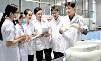 Có nên thưởng tiền cho giảng viên nghiên cứu khoa học?