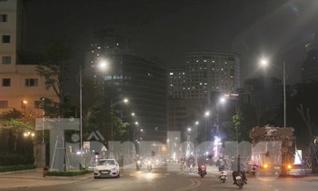 Bật thêm đèn, tuyến đường trăm tỷ giữa Thủ đô 'bừng sáng'