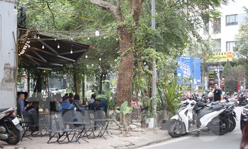 Vỉa hè, lòng đường khu đô thị đông dân nhất Hà Nội vẫn bị chiếm dụng tràn lan
