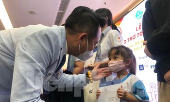 Anh Đặng Hồng Anh - Chủ tịch Hội Doanh nhân trẻ Việt Nam động viên một bé gái vượt qua mất mát do dịch bệnh.