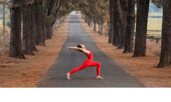 Giáo viên 9X trình diễn yoga giữa núi rừng Gia Lai