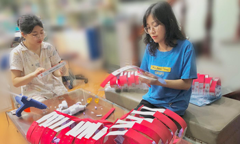 Sinh viên trường ĐH Phenikaa tình nguyện làm tấm chắn giọt bắn tặng cho lực lượng tuyến đầu chống dịch.