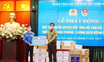 Ủng hộ kinh phí, nhu yếu phẩm hỗ trợ lực lượng nơi tuyến đầu chống dịch COVID-19