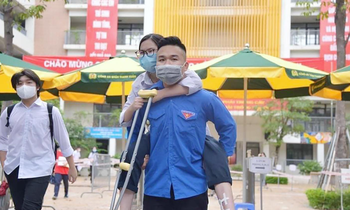 Hình ảnh sinh viên tình nguyện hỗ trợ thí sinh tham dự kì thi vào lớp 10 THPT tại Thủ đô Hà Nội.