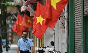 Khắp phố phường, ngõ xóm, người Hà Nội vẫn trang trọng cắm lá cờ Tổ quốc trước cửa nhà.