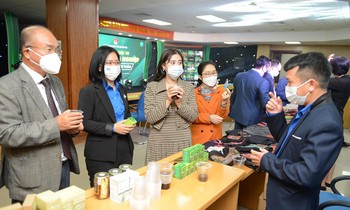 Đại diện Ban Giám khảo tham quan gian hàng của các thí sinh tại Vòng Chung kết cuộc thi Dự án Khởi nghiệp thanh niên nông thôn năm 2021.