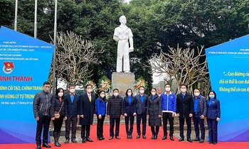 Gắn mã QR thông tin tại tượng đài Anh hùng Lý Tự Trọng