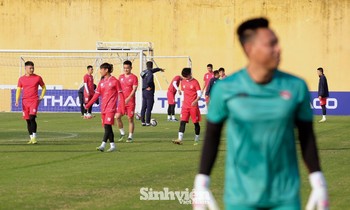 CLB Hải Phòng tập trên sân Hàng Đẫy trước trận tranh Siêu cúp