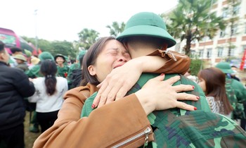 Hà Nội: Tân binh hăng hái lên đường nhập ngũ