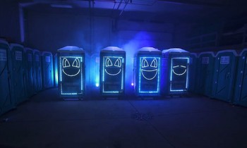 Nhà vệ sinh di động chào đón Năm mới 2021 theo cách độc đáo và đặc biệt nhất thế giới