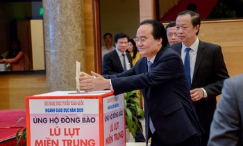Lãnh đạo Bộ GD - ĐT quyên góp, ủng hộ đồng bào miền Trung