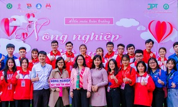 Đoàn Thanh niên Học viện Nông nghiệp Việt Nam nhận Huân chương Lao động hạng Nhì