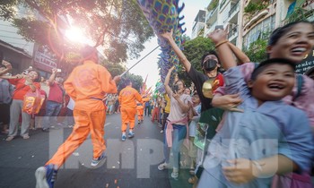 1.000 diễn viên quần chúng diễu hành trên đường phố TPHCM ở Lễ hội Tết Nguyên tiêu