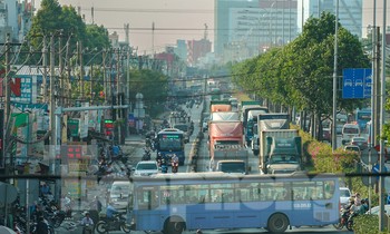 Tiềm ẩn nguy cơ tai nạn ở nút giao thông ba tầng ngã tư An Sương