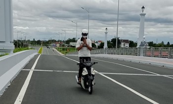 Nam thanh niên chạy xe bốc đầu, buông tay lái: Xử phạt cả cha và con