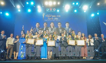 TP. HCM trao thưởng cho 13 gương mặt 'Doanh nhân trẻ xuất sắc' 2022