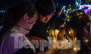 TPHCM đồng loạt tắt đèn, người dân xuống đường hưởng ứng 'Giờ trái đất'