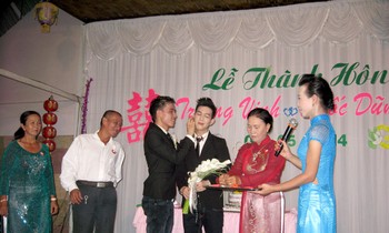 Đôi uyên ương tặng lễ cưới cho nhau