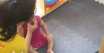 Giáo viên mầm non dúi đầu, bóp miệng bé gái 14 tháng tuổi