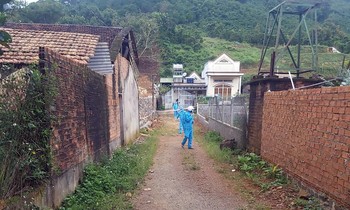Phun thuốc khử khuẩn xóm 2, thôn 5, xã Đại Lào