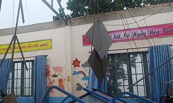 Lốc xoáy làm tốc mái 2 phòng học, 3 học sinh bị thương ở Lâm Đồng