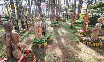 Trưng bày hàng trăm tượng gỗ Tây Nguyên giữa rừng thông Đà Lạt