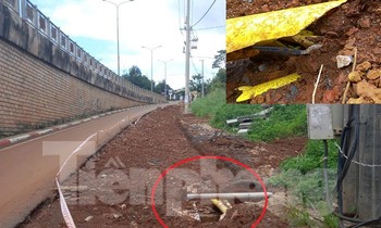 Đơn vị thi công huy động máy đào bới khiến nhiều ống bảo vệ cáp quang chôn ngầm bị vỡ bị vỡ (ảnh chụp chiều 30/7)