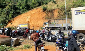 Giao thông trên đèo Bảo Lộc bị ách tắc nhiều giờ.