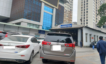 Ngày đầu làm việc, ô tô xếp hàng kín các trung tâm đăng kiểm ở Hà Nội