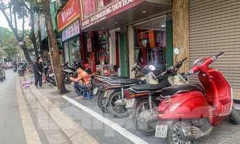 Vạch kẻ đường chia đôi vỉa hè Hà Nội, phần dành cho người đi bộ chỉ rộng 'một viên gạch'