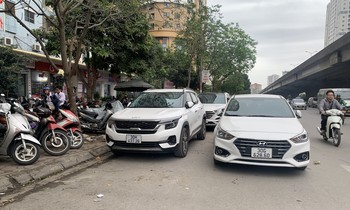 Tái diễn tình trạng ô tô dừng đỗ dưới lòng đường, bất chấp biển cấm ở Hà Nội
