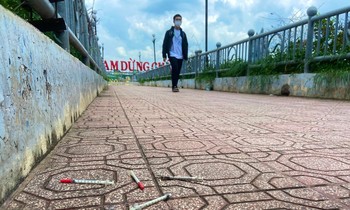 Người dân TPHCM bất an khi đi qua cầu bộ hành đầy kim tiêm