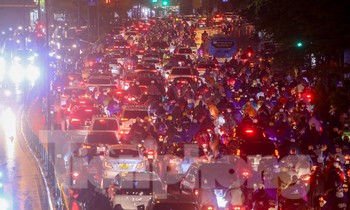 Đường phố Hà Nội tắc không lối thoát lúc tan tầm, người dân hối hả ‘tìm đường’ về nhà