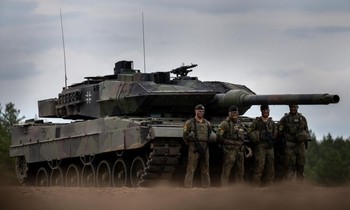 Ngoài Leopard, Ba Lan sẽ gửi thêm 60 xe tăng khác tới Ukraine