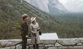 Nữ hoàng Anh Elizabeth II đến thăm Công viên Quốc gia Yosemite trong chuyến thăm chính thức tới Mỹ năm 1983 Ảnh: Getty Images 