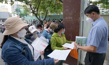 Rút BHXH một lần, người lao động đã tự tước bỏ quyền có lương hưu khi về già. Ảnh minh họa