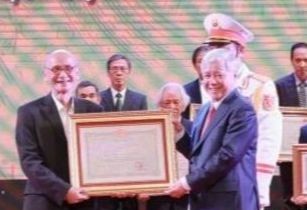 Nhà văn bức xúc vì 4 tháng chưa nhận được tiền thưởng Giải thưởng Nhà nước
