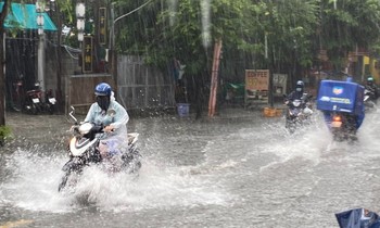 Mưa lớn ở TP.HCM ngày đầu tuần, nhiều tuyến đường ngập lênh láng