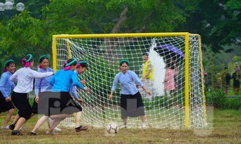 Về Quảng Ninh xem các cô gái dân tộc Sán Chỉ mặc váy, vấn khăn đá bóng