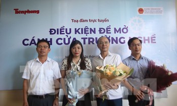 Phó Tổng biên tập Báo Tiền Phong Phùng Công Sưởng (bìa trái) tặng hoa các khách mời tham gia toạ đàm sáng 24/6. Ảnh: Duy Phạm