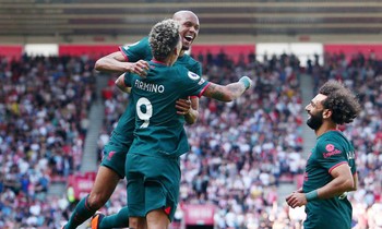 Liverpool rượt đuổi tỷ số điên rồ với đội bét bảng
