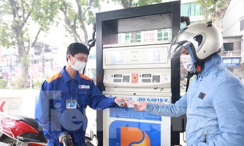 Giá xăng giảm nhẹ, dầu diesel lần đầu trong lịch sử cao hơn giá xăng