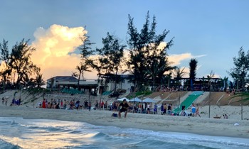 Hai tuần trước Giãn cách, bãi biển Tân Thành nhộn nhịp khách Tây “ruột”. Ảnh: Santa