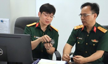 Thiếu tá, TS. Nguyễn Văn Hưng (bên trái), giảng viên Bộ môn Vũ khí - khoa Vũ khí trao đổi với đồng đội về tính năng của mẫu dao - súng tích hợp cho lực lượng đặc nhiệm