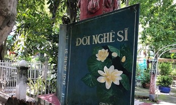 Một bức phù điêu mang hình một cuốn sách tại Chùa Nghệ sỹ